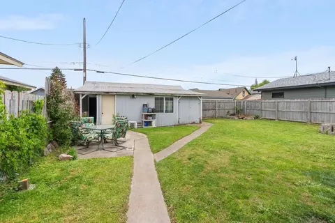 Exterior - 1218 E Broad Ave, Spokane, WA 99207 photo 2 of 9
