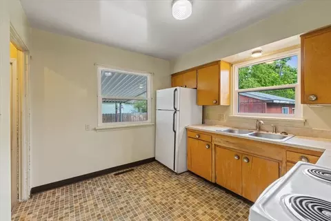 Kitchen - 1011 E 35th Ave, Spokane, WA 99203 photo 2 of 2