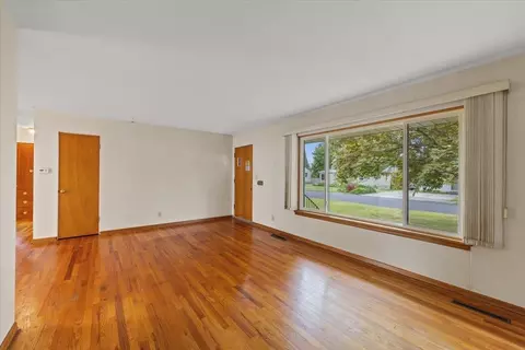 Living - 1011 E 35th Ave, Spokane, WA 99203 photo 4 of 5