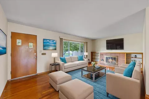 Living - 1011 E 35th Ave, Spokane, WA 99203 photo 2 of 5