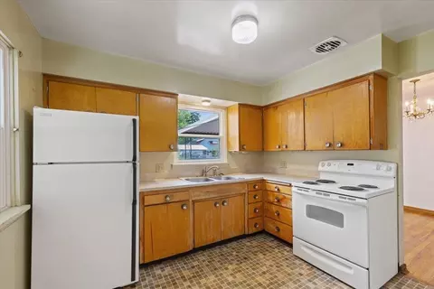 Kitchen - 1011 E 35th Ave, Spokane, WA 99203 photo 1 of 2