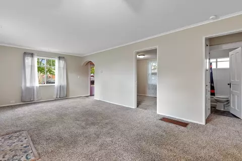 Living - 1024 E Dalton Ave, Spokane, WA 99207 photo 4 of 4