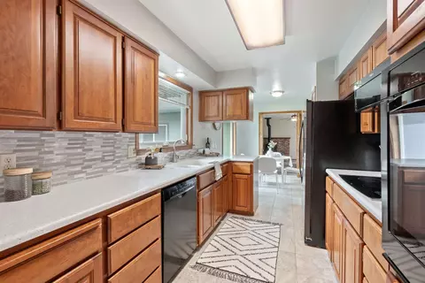 Kitchen - 9815 E 44th Ave, Spokane Valley, WA 99206 photo 1 of 2