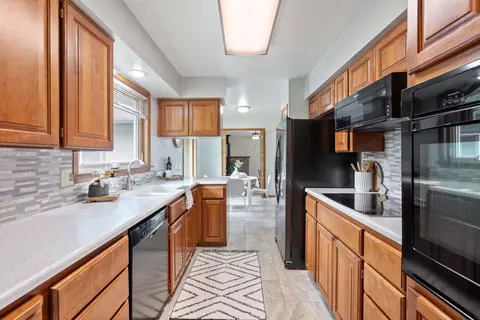 Kitchen - 9815 E 44th Ave, Spokane Valley, WA 99206 photo 2 of 2