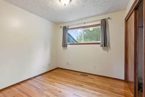 Bedroom - 9815 E 44th Ave, Spokane Valley, WA 99206 photo 4 of 6