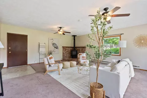 Living - 9815 E 44th Ave, Spokane Valley, WA 99206 photo 2 of 5