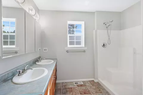 Bath - 2526 E 8th Ave, Spokane, WA 99202 photo 4 of 4