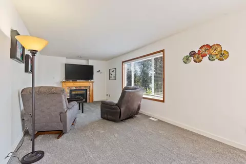 Living - 11510 E 20th Ave, Spokane Valley, WA 99206 photo 2 of 4