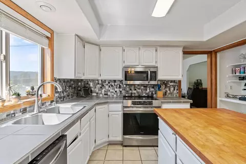 Kitchen - 11510 E 20th Ave, Spokane Valley, WA 99206 photo 4 of 4