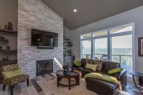 Living - 207 E Wandermere Heights Ln, Spokane, WA 99208 photo 2 of 4