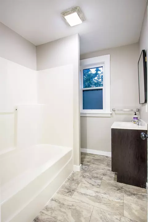 Bath - 17 E 30th Ave, Spokane, WA 99203 photo 1 of 2