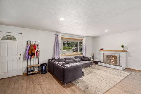 Living - 3225 E 16th Ave, Spokane, WA 99223 photo 2 of 4