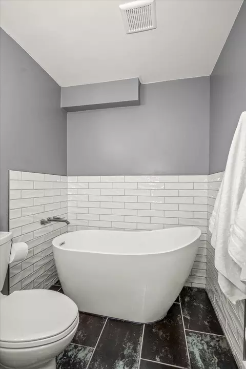 Bath - 711 E Cascade Pl, Spokane, WA 99208 photo 4 of 4