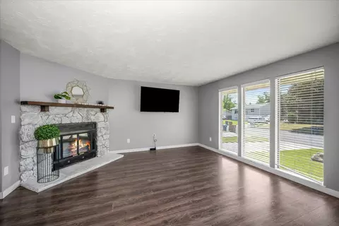 Living - 711 E Cascade Pl, Spokane, WA 99208 photo 2 of 5