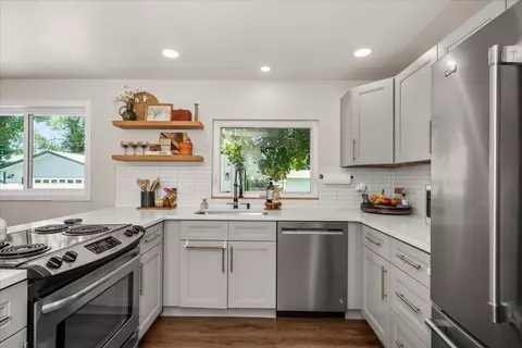Kitchen - 2804 E 39th Ave, Spokane, WA 99223 photo 3 of 4