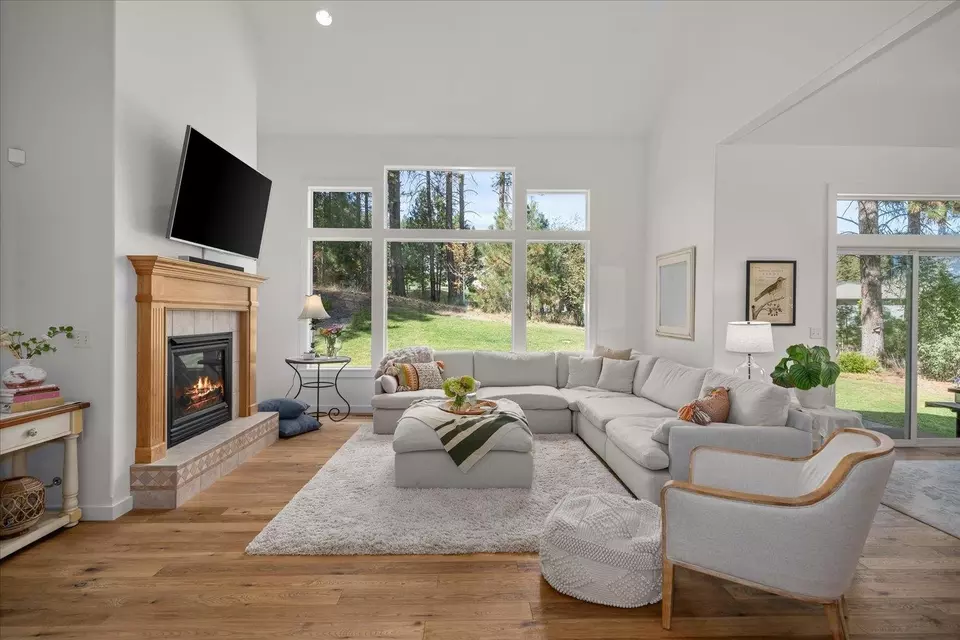 Living - 404 W Trail Ridge Ct, Spokane, WA 99224 photo 6 of 10