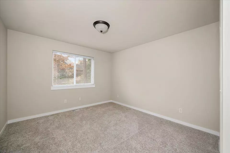 Bedroom - 404 W Trail Ridge Ct, Spokane, WA 99224 photo 4 of 5