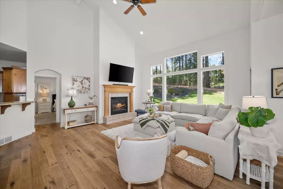 Living - 404 W Trail Ridge Ct, Spokane, WA 99224 photo 4 of 10
