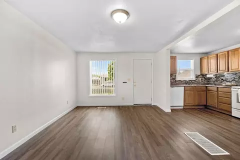 Living - 801 E Longfellow Ave, Spokane, WA 99207 photo 1 of 5