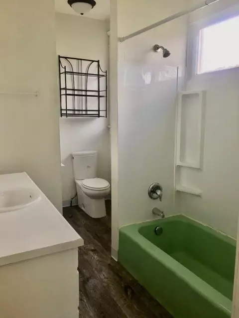 Bath - 1304 W Maxwell Ave, Spokane, WA 99201 photo 3 of 4