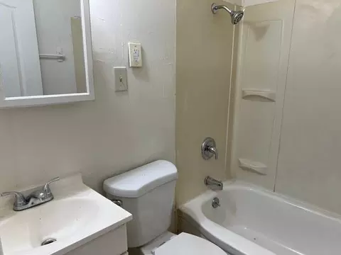 Bath - 1304 W Maxwell Ave, Spokane, WA 99201 photo 4 of 4