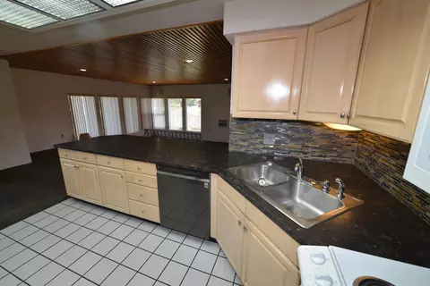 Kitchen - 7516 E Baldwin Ave, Spokane Valley, WA 99212 photo 2 of 2