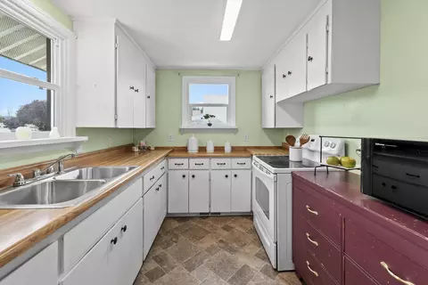 Kitchen - 13111 E 5th Ave, Spokane Valley, WA 99216 photo 2 of 3
