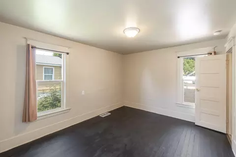 Bedroom - 1111 E Augusta Ave, Spokane, WA 99207 photo 2 of 5