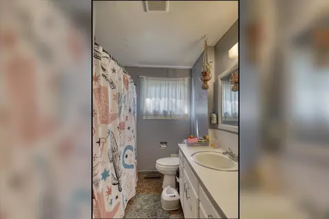 Bath - 2804 E Marshall Ave, Spokane, WA 99207 photo 2 of 2