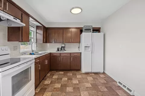 Kitchen - 2811 E 39th Ave, Spokane, WA 99223 photo 3 of 3