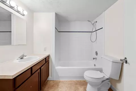 Bath - 2811 E 39th Ave, Spokane, WA 99223 photo 3 of 3