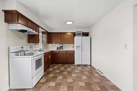 Kitchen - 2811 E 39th Ave, Spokane, WA 99223 photo 2 of 3