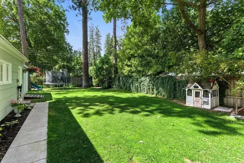 Exterior - 914 E 17th Ave, Spokane, WA 99203 photo 9 of 13