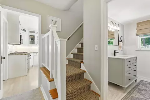 Entry Way - 914 E 17th Ave, Spokane, WA 99203 photo 2 of 2