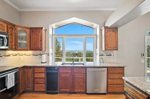 Kitchen - 7907 N Cedar Rd, Spokane, WA 99208 photo 3 of 7