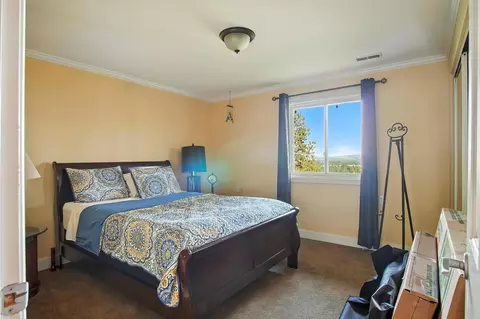 Bedroom - 7907 N Cedar Rd, Spokane, WA 99208 photo 4 of 7