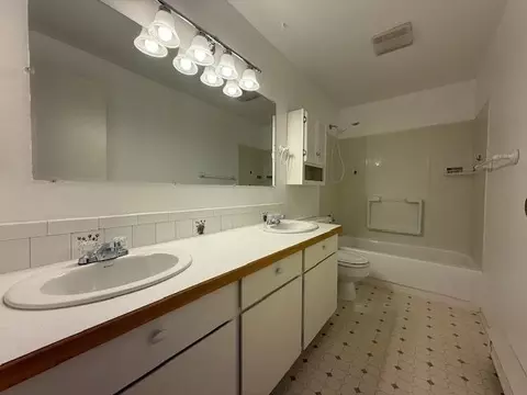 Bath - 2121 E Upriver Dr #16, Spokane, WA 99207 photo 1 of 1