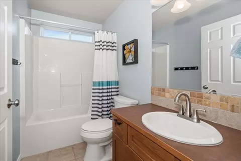 Bath - 12827 E 37th Ln, Spokane Valley, WA 99206 photo 4 of 5