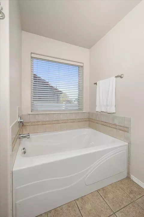 Bath - 12827 E 37th Ln, Spokane Valley, WA 99206 photo 2 of 5