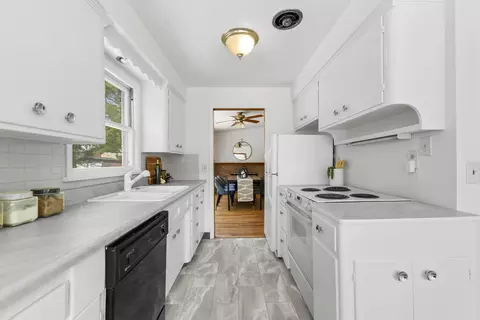 Kitchen - 11510 E Main Ave, Spokane Valley, WA 99206 photo 3 of 3