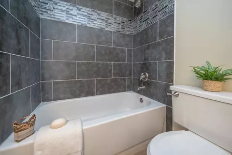 Bath - 204 E Weile Ave UNIT 3, Spokane, WA 99208 photo 2 of 4