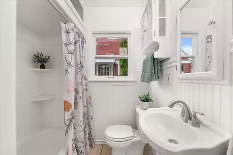 Bath - 7 E 34th Ave, Spokane, WA 99203 photo 1 of 3