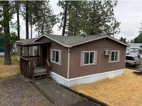 735 W 1st St #15, Cheney, WA 99004