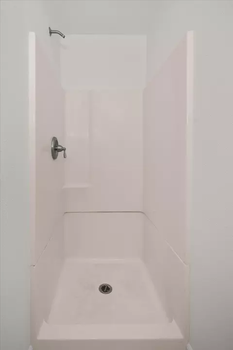 Bath - 2002 E Boone Ave, Spokane, WA 99202 photo 2 of 4