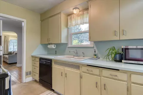 Kitchen - 1026 E 39th Ave, Spokane, WA 99203 photo 2 of 3