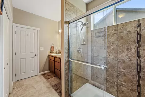 Bath - 524 E Parker Dr, Colbert, WA 99005 photo 2 of 4