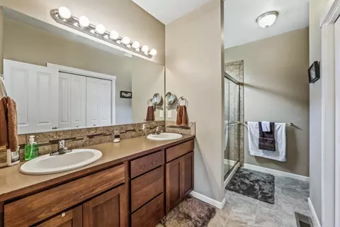 Bath - 524 E Parker Dr, Colbert, WA 99005 photo 1 of 4