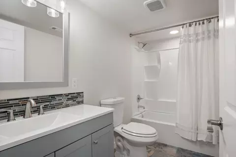 Bath - 17 E 34th Ave, Spokane, WA 99203 photo 2 of 2