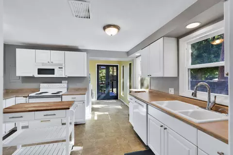 Kitchen - 2707 E 16th Ave, Spokane, WA 99223 photo 3 of 3