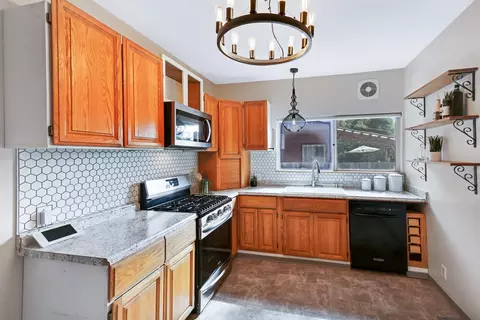Kitchen - 972 E 10th Ave, Spokane, WA 99202 photo 3 of 4